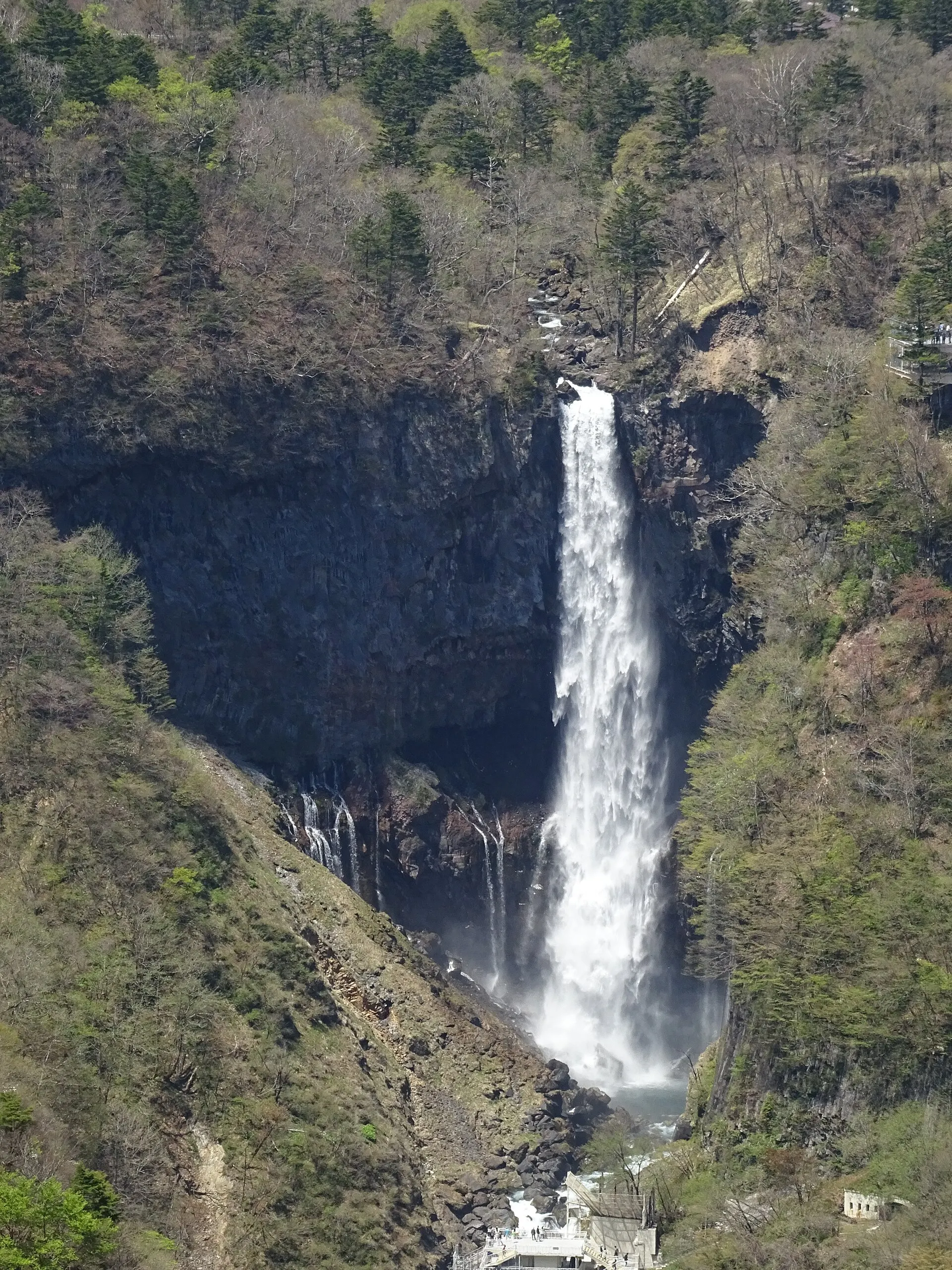 岩壁から一直線に落ちる華厳滝