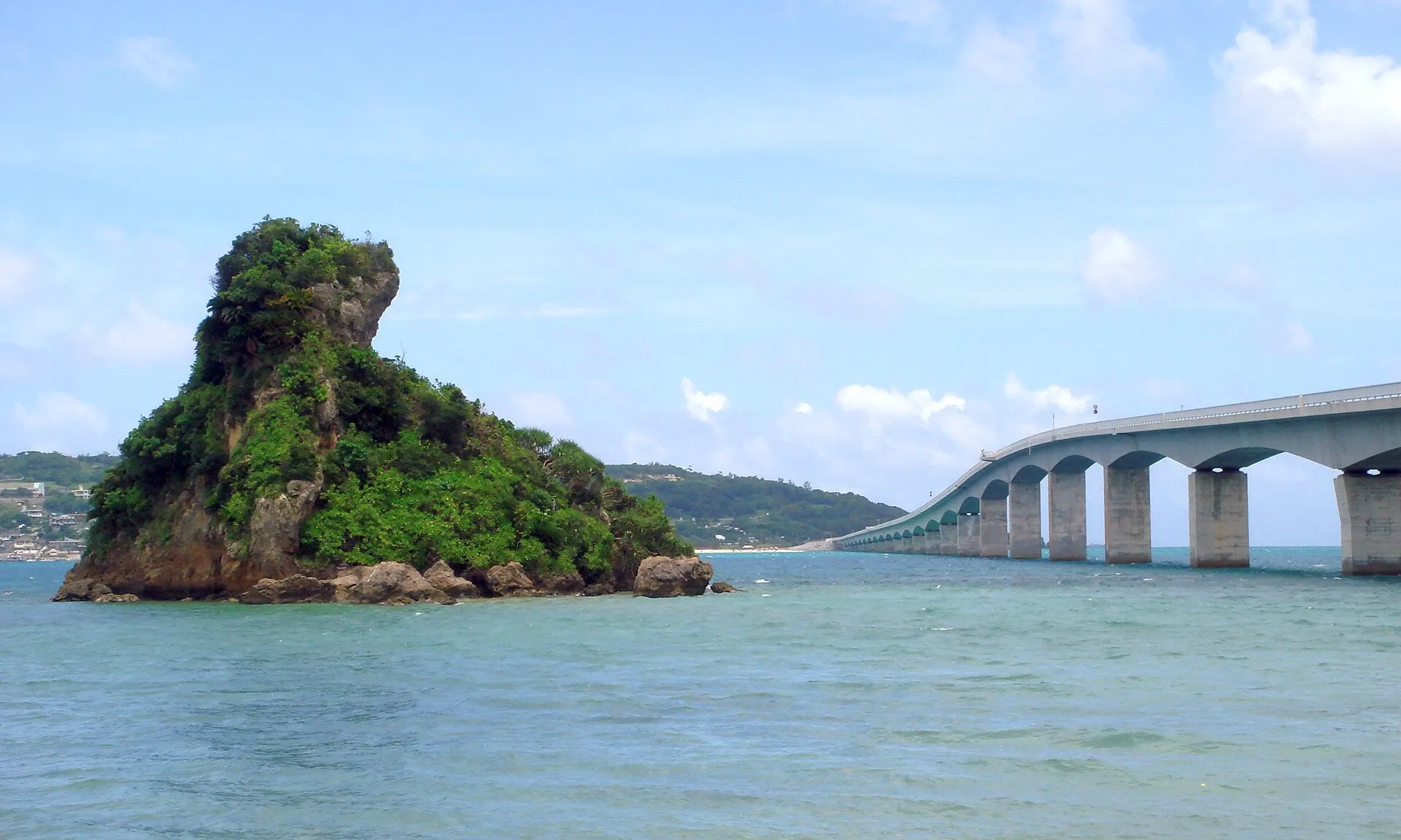 岩の島と古宇利大橋