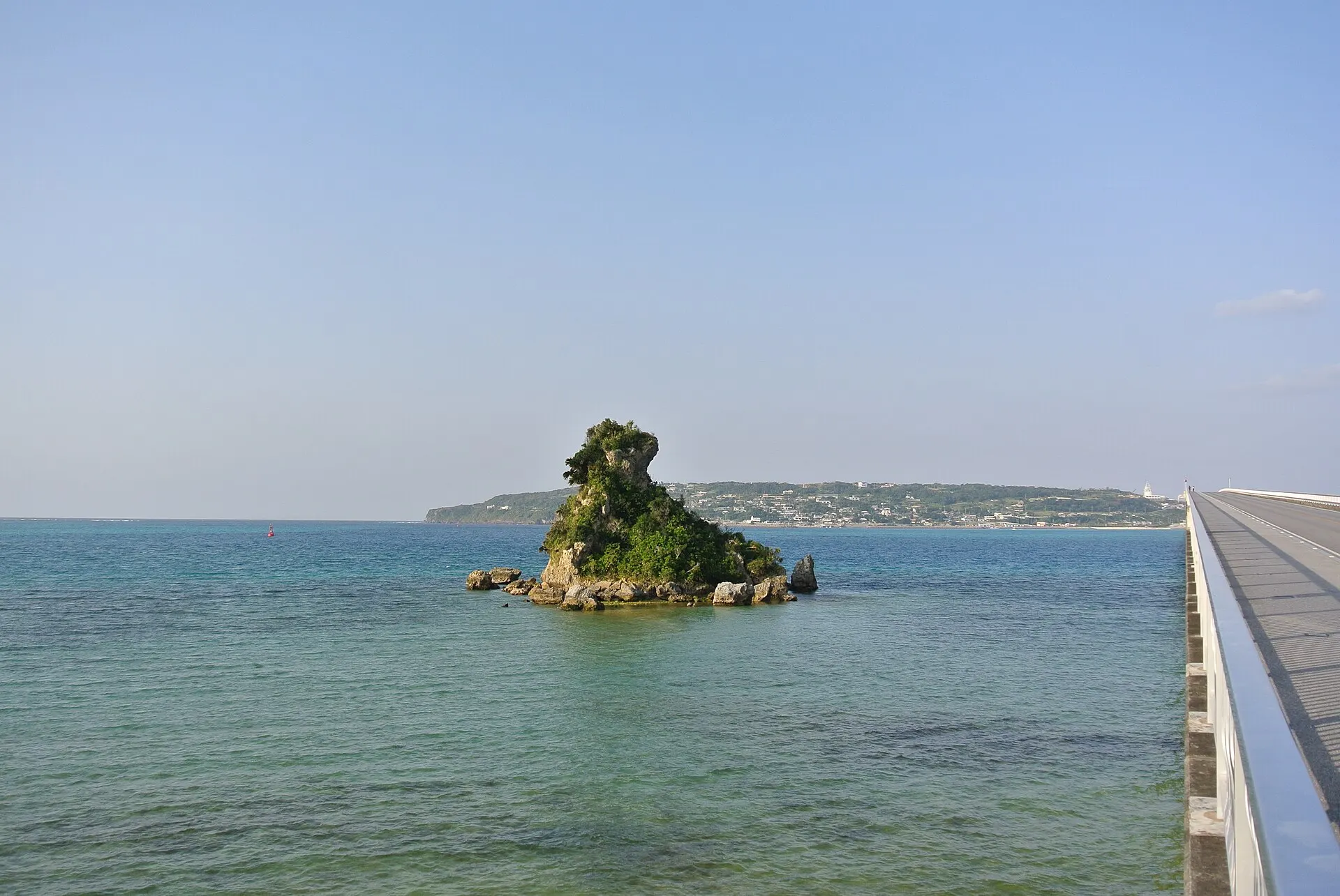 海に浮かぶ岩の小島