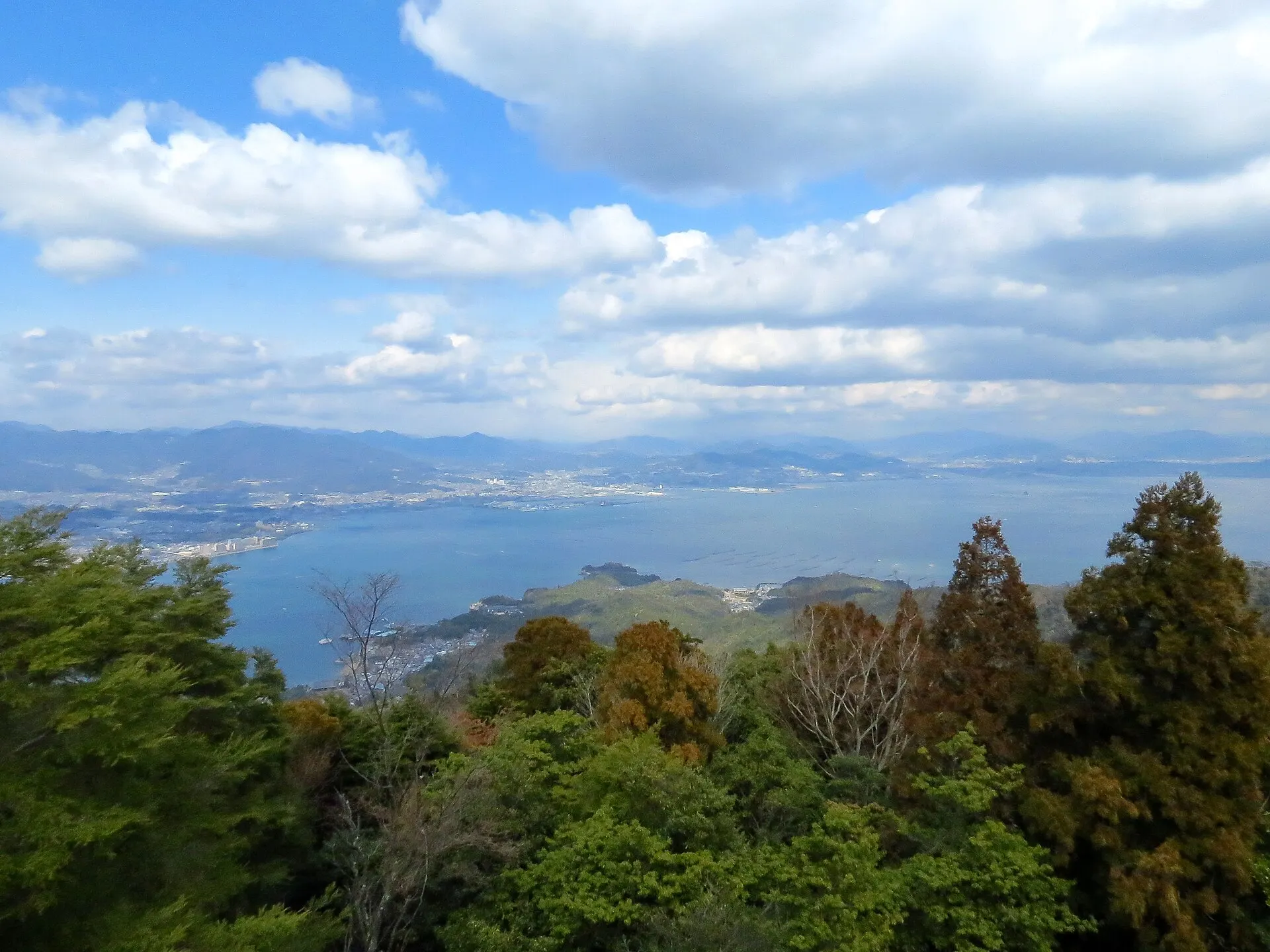 山の上から見下ろす瀬戸内海と街並み