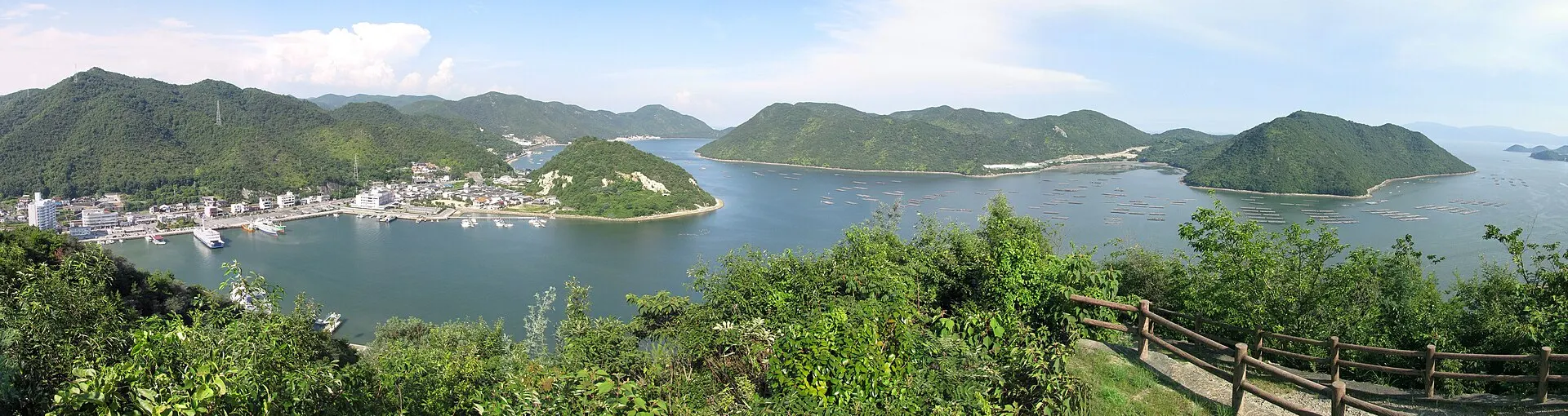 緑の島々が重なる瀬戸内海のパノラマ