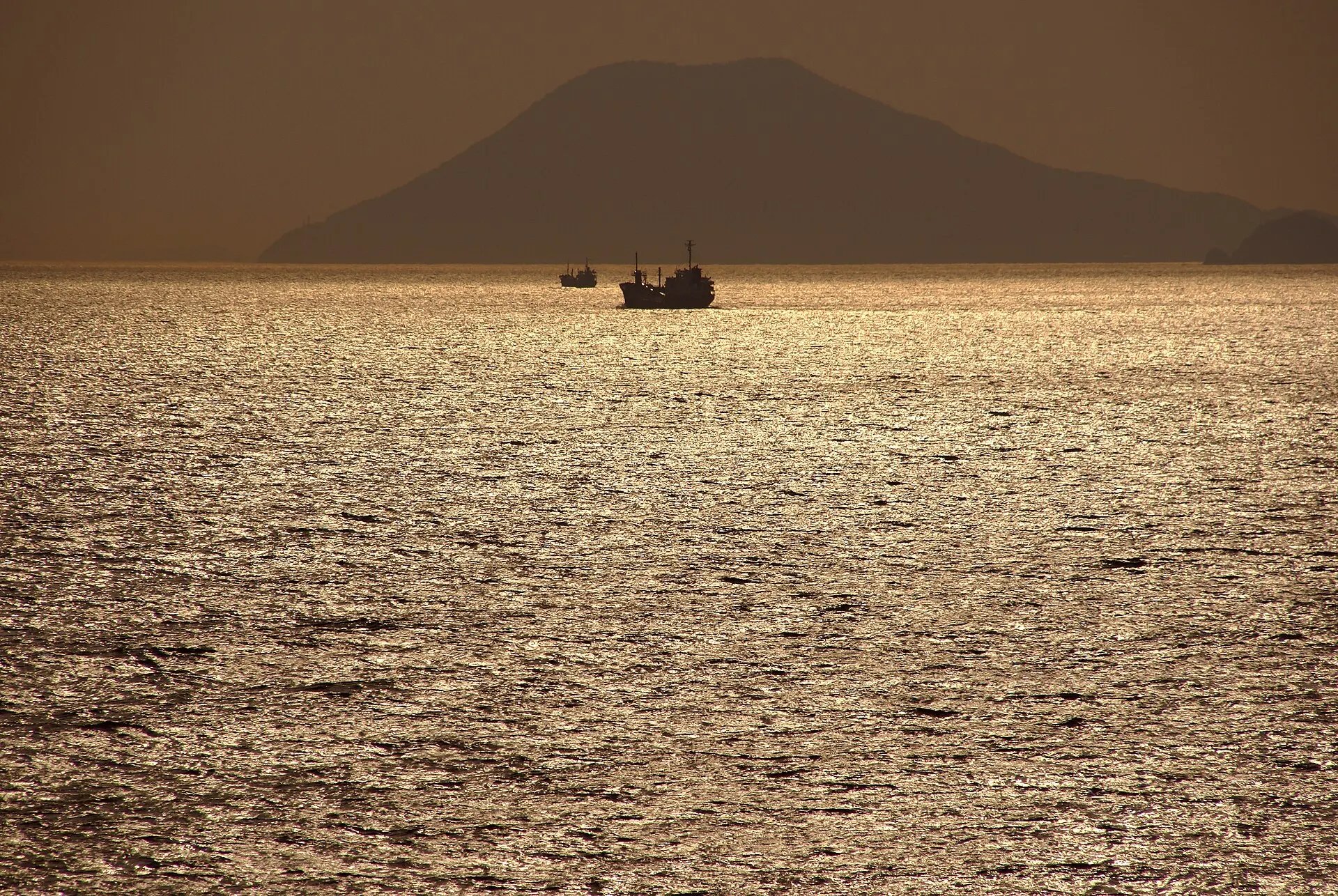 夕日に金色に輝く瀬戸内海と島影