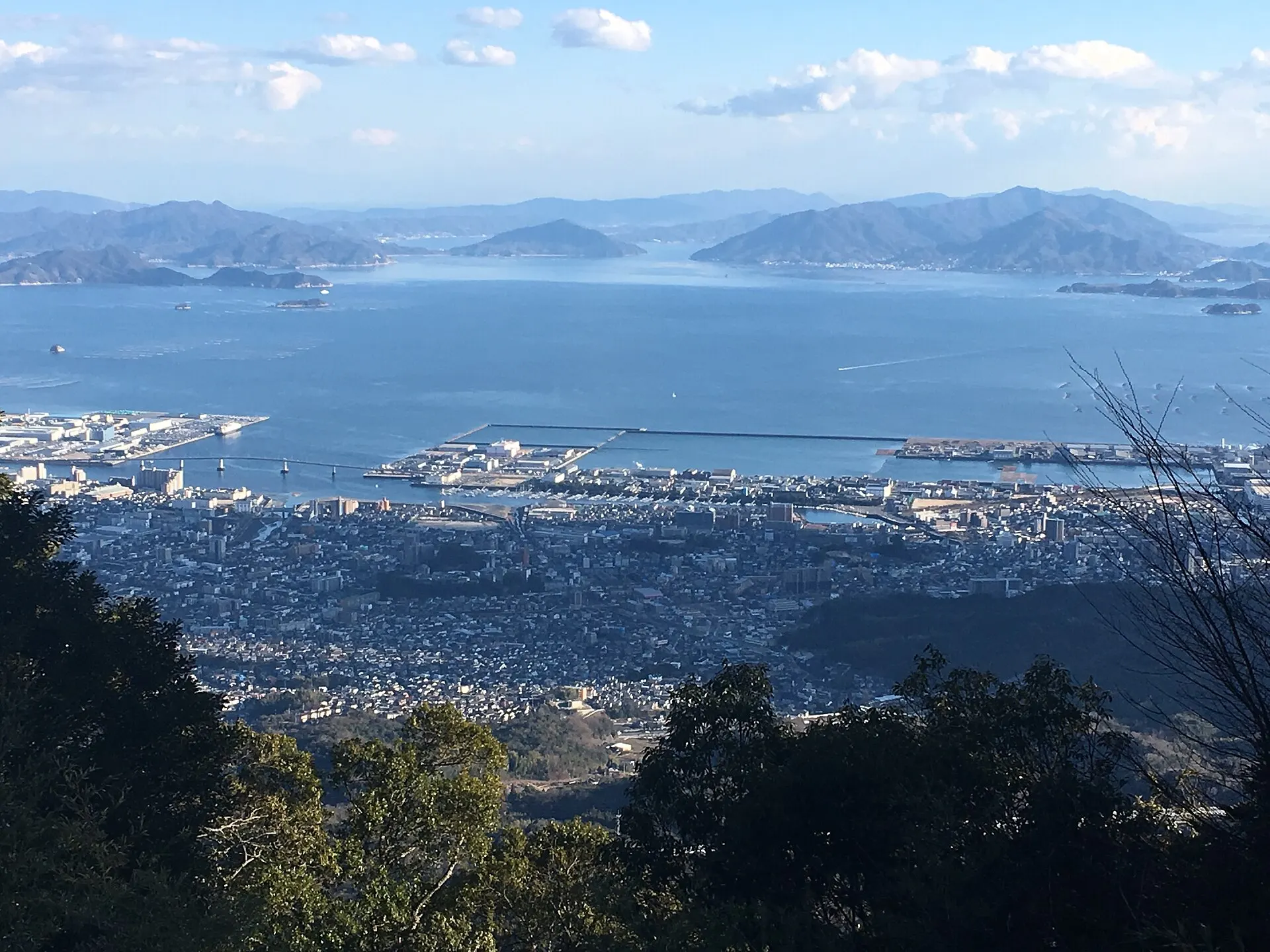 山頂から見下ろす瀬戸内海と港