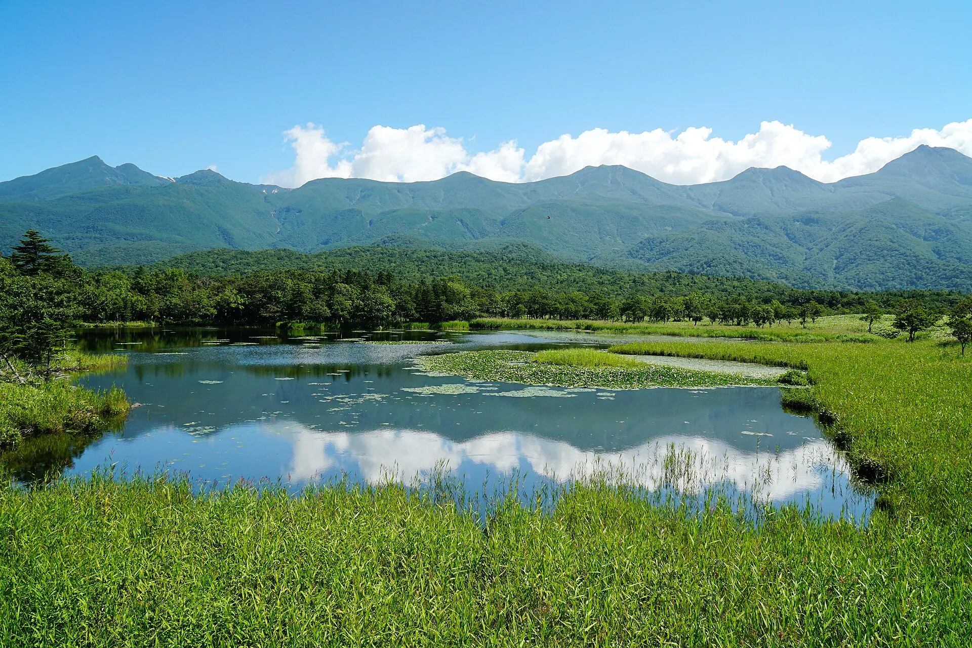 知床五湖の一湖に映る知床連山