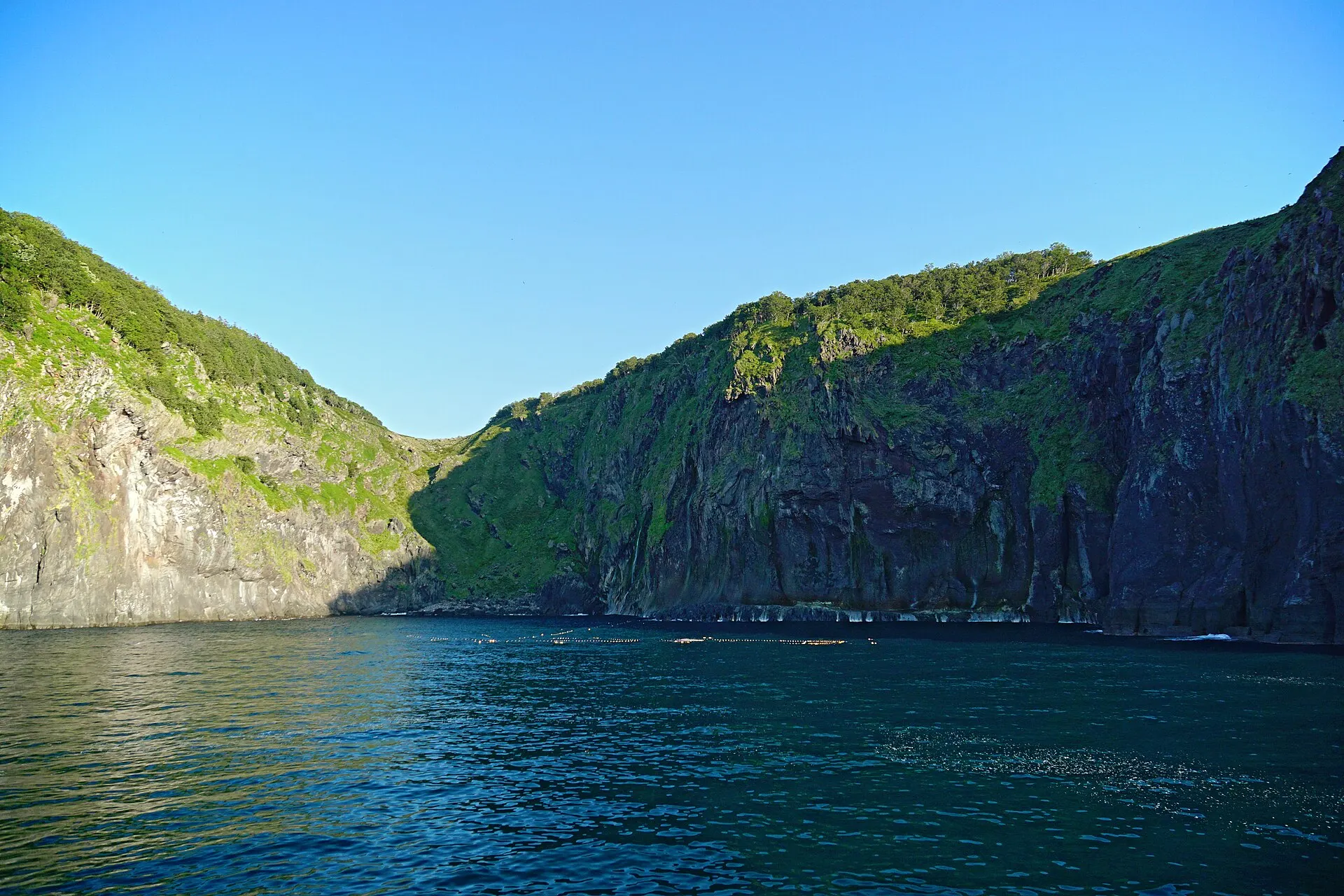 断崖が続く知床半島の海岸線
