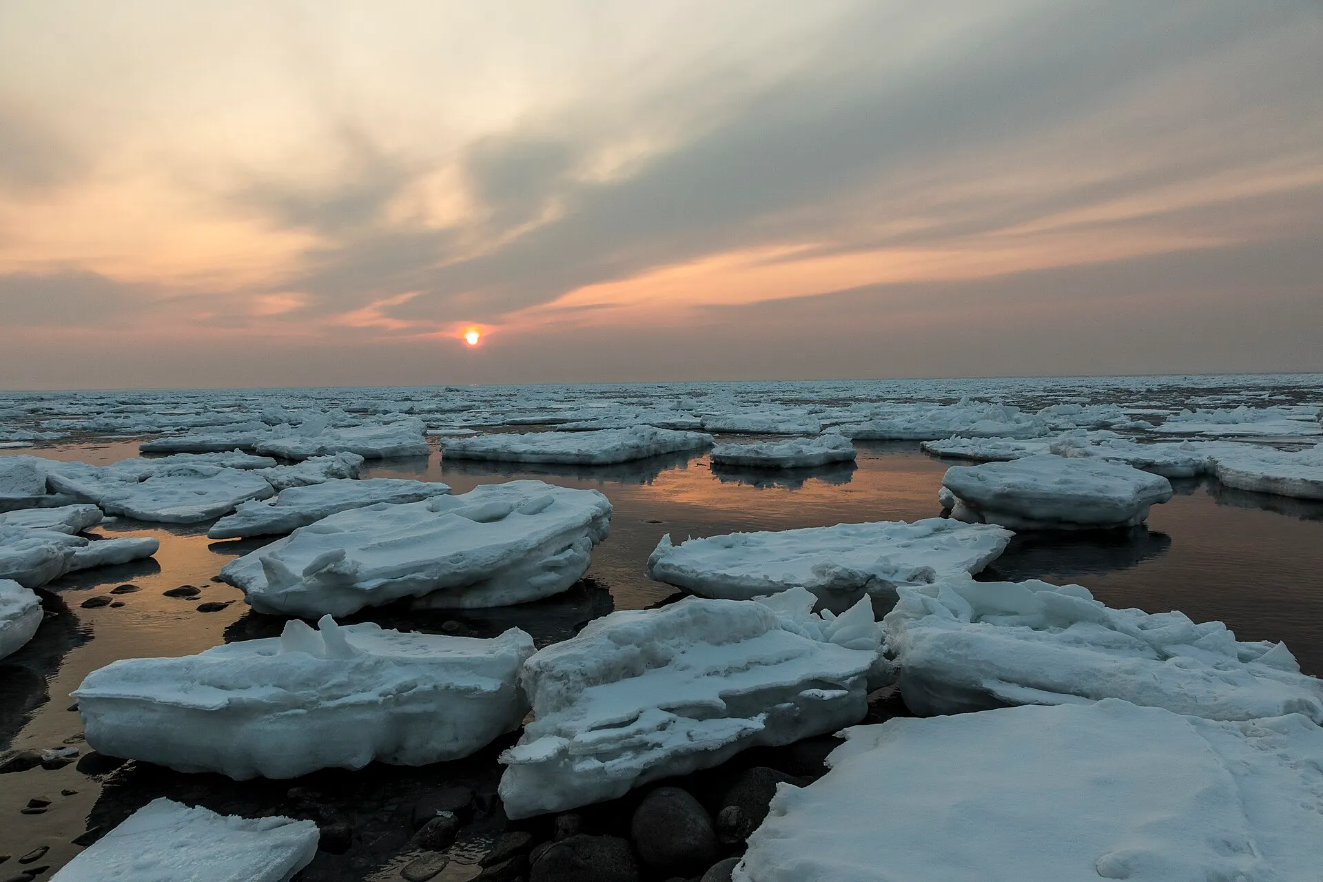 夕暮れのオホーツク海に浮かぶ流氷