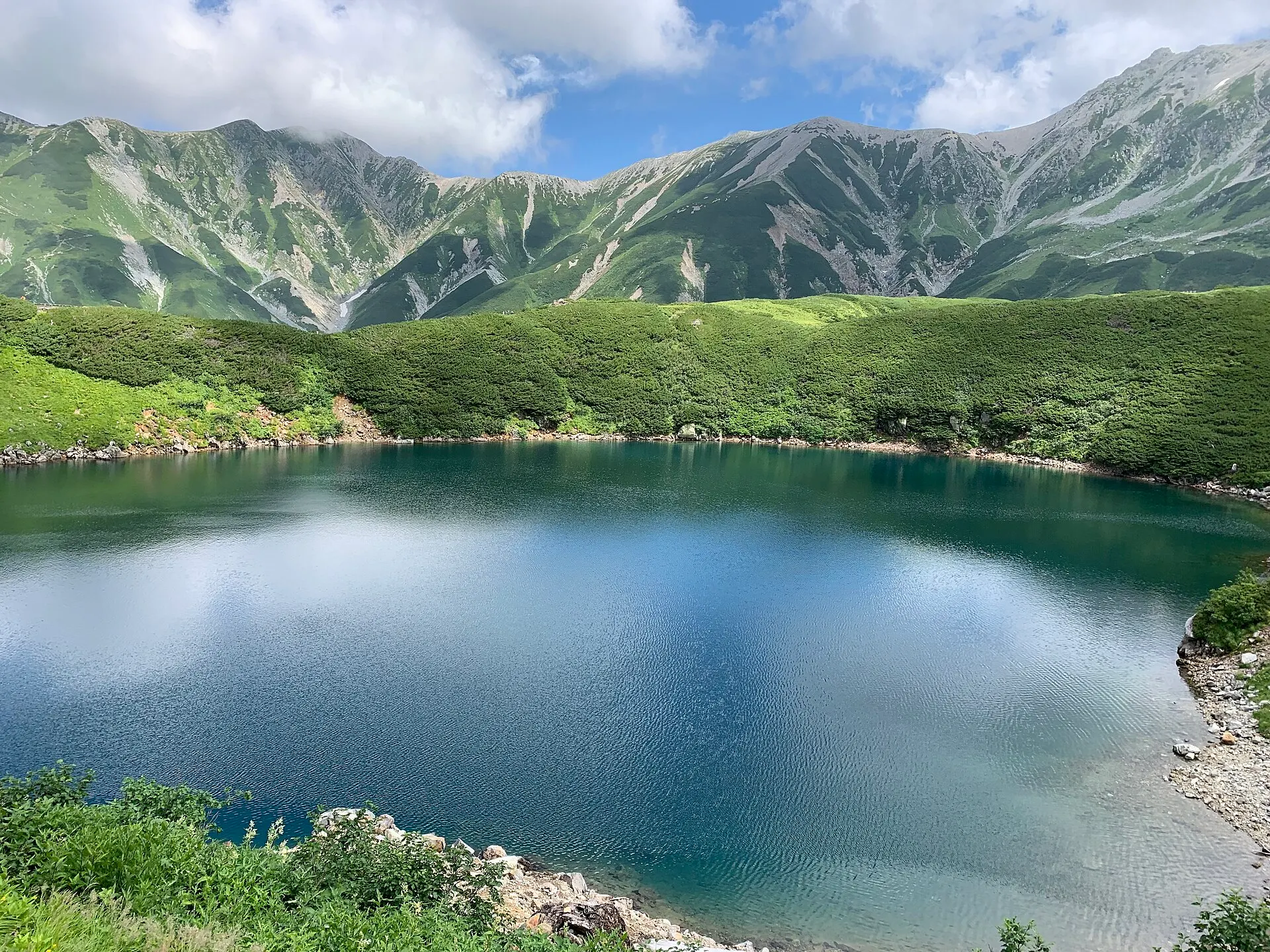 穏やかな水面に山を映すミクリガ池