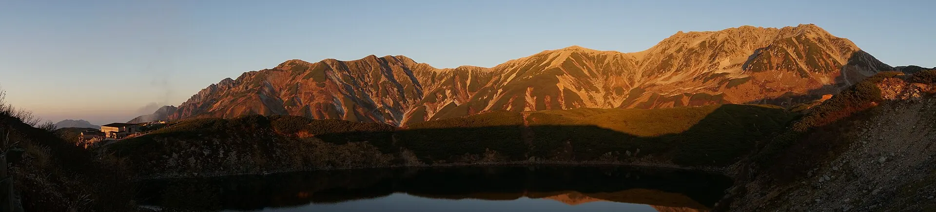 夕日に赤く染まる立山と湖面